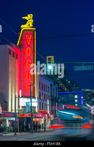 La Vogue Theatre en néon sur Granville Street at night, downtown, Vancouver, British Columbia, Canada Banque D'Images