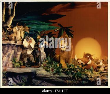 1994 - Lion King et son Cast Simba est rejoint par une foule de personnages qui apparaissent dans ''La légende du Roi Lion'' spectacle sur scène au Magic Kingdom à Walt Disney World Resort. Le spectacle présente la musique et les voix du film dans un spectacle en trois dimensions. Parmi les personnages secondaires sont Simba Rafiki, le babouin sage ; Zazu, un cor-facture et le conseiller du roi ; l'EPLA whacky timon et Pumbaa, un meerkat et le phacochère, et l'infâme trio de hyènes Shenzi, Banzaï et Ed. © Keystone Photos USA/ZUMAPRESS.com/Alamy Live News Banque D'Images