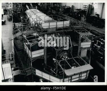 1982 - La navette spatiale Challenger, en voie d'achèvement au centre spatial Kennedy, Floride Assemblage travaux sur challenger, la deuxième orbiteur de la navette spatiale de la nasa en sont presque terminés à la flotte bien Rock dans Palmadale usine international, en Californie. Challenger est prévus pour rejoindre Columbia au KSC plus tard cette année. (Crédit Image : © Keystone Photos USA/ZUMAPRESS.com) Banque D'Images