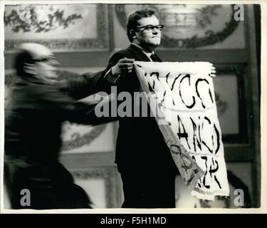 1982 - Perturbation lors du concours Eurovision de la chanson de la police de Copenhague a arrêté trois jeunes hommes au cours de la neuvième Concours International de la chanson qui a eu lieu au Danemark le samedi. Les trois hommes, portant des affiches anti-Salazar, a sauté sur la scène après le chant de l'entrée, et a dû être enlevé de force. Photo montre : l'un des manifestants avec son affiche lecture boycotter Salazar © Keystone Photos USA/ZUMAPRESS.com/Alamy Live News Banque D'Images