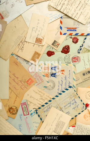Vieilles lettres et enveloppes distribués sur une table Banque D'Images