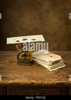 Lettre d'échelle sur une vieille table en bois avec un paquet de lettres Banque D'Images