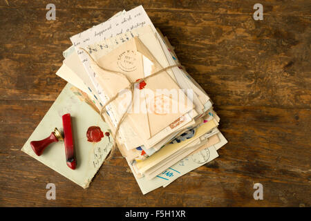 Cachet de cire à côté d'un paquet de vieilles lettres sur une table en bois antique Banque D'Images