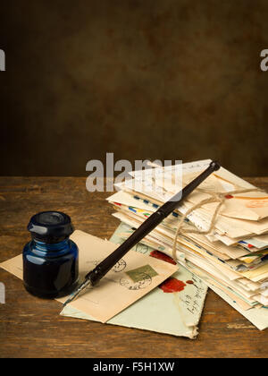 Et bien d'encre Vintage stylo sur une table avec des lettres anciennes Banque D'Images