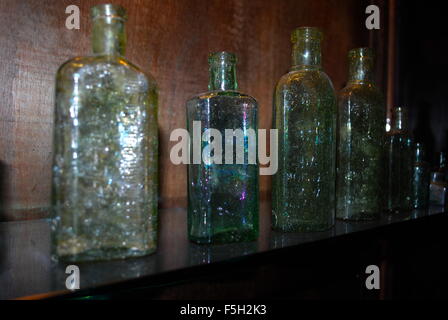 Flacons de médicaments anciens, Ho Chi Minh City, Vietnam, Asie Banque D'Images