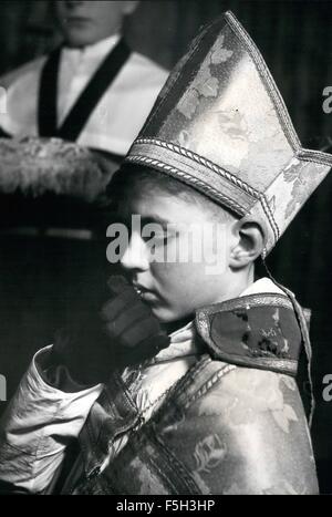 1962 - Le garçon embrasse l'anneau de l'évêque : Timothée, le garçon Owen-Burke évêque, embrasse sa ring après la cérémonie au cours de laquelle il est nommé évêque pendant 23 jours. Un garçon est nommé évêque - pendant 23 jours : à l'âge de 13 ans, Timothy a été fait Owen-Burke un garçon évêque selon le siècle-vieille-personnalisés et des cérémonies, à Sainte Marie-de-the-Angel Song School, Addlestone Surrey. célèbre comme un internat produisant des choristes connu comme ''Anges''. et géré par le révérend Desmond Morse-Boycott coasing, une de la première. Chaque année les garçons élisent l'un d'entre eux - il doit cependant être en mesure d'obtenir dans les ornements, ha Banque D'Images