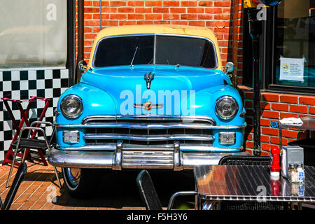 1950 sedan à l'extérieur d'un restaurant à thème Route 66 dans l'usine de chocolat Ghirardelli Centre commercial tourné à San Francisco Banque D'Images