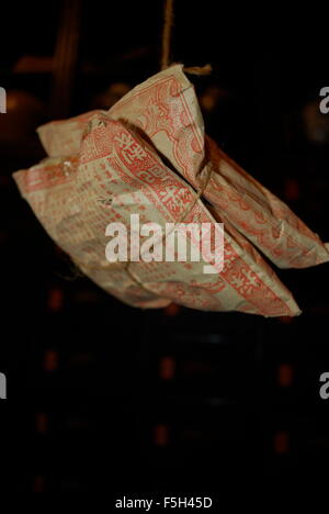 La médecine dans des sacs de papier brun au Musée de la médecine traditionnelle vietnamienne, Ho Chi Minh City, Vietnam, Asie Banque D'Images