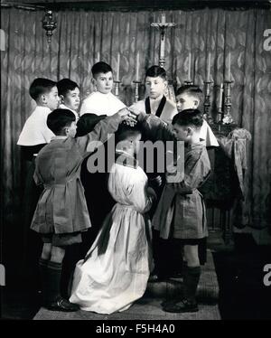 1962 - Un garçon évêque est faite : les membres de la congrégation, la chorale, l'aumônier de l'évêque, les mains sur la tête de Timothy Owen-Burke pendant le service d'intronisation. Un garçon est nommé évêque - pendant 23 jours : à l'âge de 13 ans, Timothy a été fait Owen-Burke un garçon évêque selon le siècle-vieille-personnalisés et des cérémonies, à Sainte Marie-de-the-Angel Song School, Addlestone Surrey. célèbre comme un internat produisant des choristes connu comme ''Anges''. et géré par le révérend Desmond Morse-Boycott coasing, une de la première. Chaque année les garçons élisent l'un d'entre eux - il doit cependant être en mesure d'obtenir dans Banque D'Images