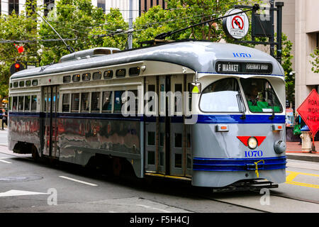 1940 heritage streetcar sur Columbus Ave dans le centre-ville de San Francisco Banque D'Images