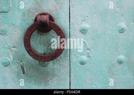 Gros plan de porte en bois vert pâle avec poignée de porte rouillée, première de Mar, Barcelone, Espagne Banque D'Images