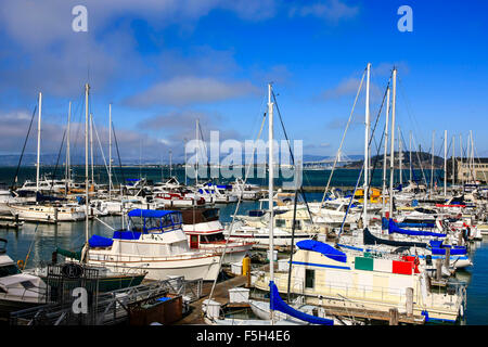 Le San Francisco Marina à côté de Pier 39 dans la zone du quai des pêcheurs de cette ville de Californie. Banque D'Images