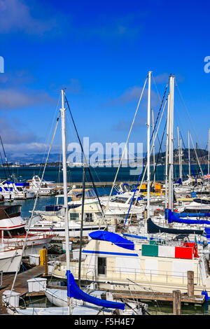 Le San Francisco Marina à côté de Pier 39 dans la zone du quai des pêcheurs de cette ville de Californie. Banque D'Images