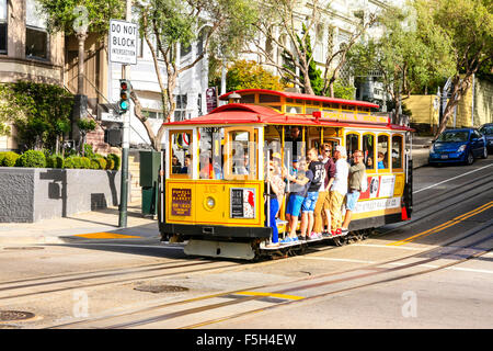 Les la célèbre San Francisco cable cars, le dernier téléphérique actionné manuellement dans le monde Banque D'Images