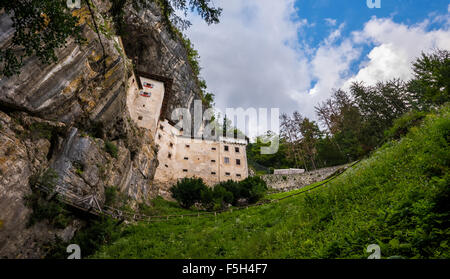 Château Renaissance construit dans la région de Rocky Mountain, la Slovénie Predjama. Vue de dessous. Lieu touristique célèbre en Europe. Banque D'Images