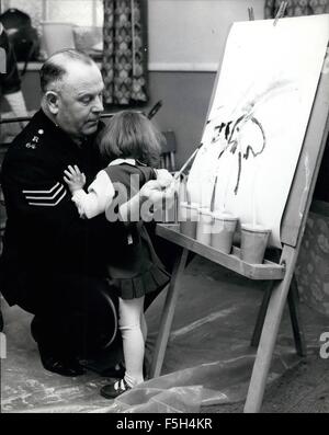 1962 - aider une petite fille avec sa peinture a quelque chose qui cloche mais Sergent Stibbards connaît toutes les réponses et la petite fille est rassuré. © Keystone Photos USA/ZUMAPRESS.com/Alamy Live News Banque D'Images