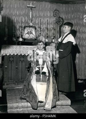 1962 - Un garçon est fou un évêque - pendant 23 jours. : treize ans Timothy Owen-Burke fut fait évêque garçon selon les siècles - ancienne - sur mesure et des cérémonies, à Sainte Marie - de la chanson Ange - école, Addlestone, Surrey, célèbre comme un internat produisant des choristes connu comme ''Anges'', et géré par le Rev.Desmond Morse-Boycott coasing, une du premier ministre chaque année les garçons élisent l'un d'entre eux - il doit cependant être en mesure d'obtenir dans les ornements, avoir une bonne voix et être des meilleurs caractère - pour la cérémonie et les missions qui durent jusqu'succeding Saints Innocents Jours. Son Banque D'Images