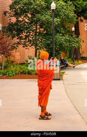 Moine Buddist touristique prend des photos avec un appareil photo numérique au Palais des Beaux-arts de la Marina de San Francisco, CA Banque D'Images