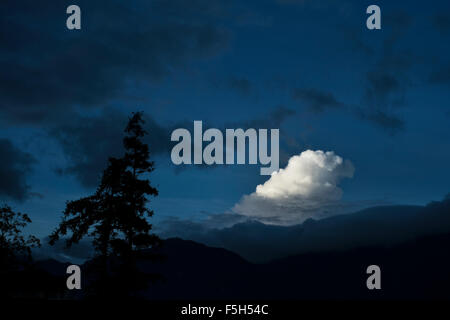 Le soleil du matin s'allume un nuage sur la ville de Sapa à Lao Cai Province, Vietnam Banque D'Images