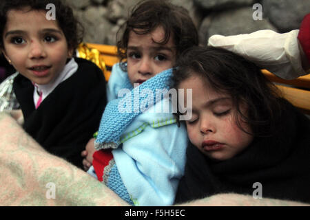 Athènes, Grèce. 4ème Nov, 2015. Les enfants réfugiés ont un repos après avoir traversé la mer Égée de la Turquie, sur l'île de Lesbos, Grèce, le 4 novembre 2015. Plus de 600 000 réfugiés sont arrivés en Grèce depuis le début de 2015, avec environ la moitié d'entre eux à l'atterrissage à l'île de Lesbos, à environ 260 km au nord-est de la capitale Athènes. © Marios Lolos/Xinhua/Alamy Live News Banque D'Images