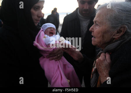 Athènes. 4ème Nov, 2015. Les réfugiés arrivent à l'île grecque de Lesbos, après avoir traversé la mer Égée de la Turquie, 4 novembre, 2015. Plus de 600 000 réfugiés sont arrivés en Grèce depuis le début de 2015, avec environ la moitié d'entre eux à l'atterrissage à l'île de Lesbos, à environ 260 km au nord-est de la capitale Athènes. © Marios Lolos/Xinhua/Alamy Live News Banque D'Images