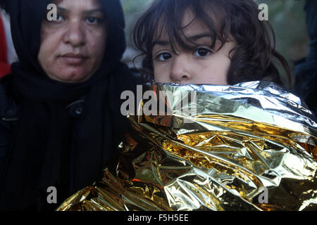 Athènes, Grèce. 4ème Nov, 2015. Un garçon a un reste après avoir traversé la mer Égée de la Turquie, sur l'île de Lesbos, Grèce, le 4 novembre 2015. Plus de 600 000 réfugiés sont arrivés en Grèce depuis le début de 2015, avec environ la moitié d'entre eux à l'atterrissage à l'île de Lesbos, à environ 260 km au nord-est de la capitale Athènes. © Marios Lolos/Xinhua/Alamy Live News Banque D'Images