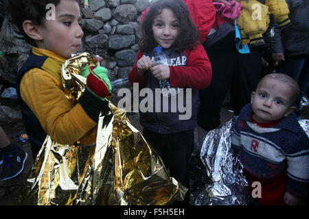 Athènes, Grèce. 4ème Nov, 2015. Les enfants réfugiés ont un repos après avoir traversé la mer Égée de la Turquie, sur l'île de Lesbos, Grèce, le 4 novembre 2015. Plus de 600 000 réfugiés sont arrivés en Grèce depuis le début de 2015, avec environ la moitié d'entre eux à l'atterrissage à l'île de Lesbos, à environ 260 km au nord-est de la capitale Athènes. © Marios Lolos/Xinhua/Alamy Live News Banque D'Images