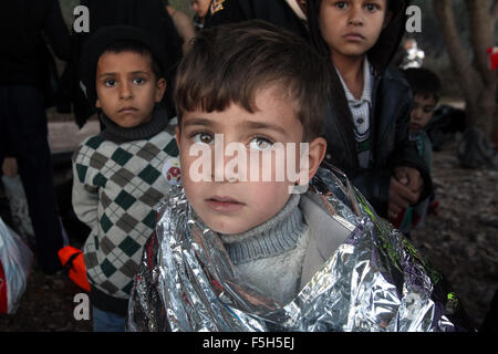 Athènes, Grèce. 4ème Nov, 2015. Les enfants réfugiés ont un repos après avoir traversé la mer Égée de la Turquie, sur l'île de Lesbos, Grèce, le 4 novembre 2015. Plus de 600 000 réfugiés sont arrivés en Grèce depuis le début de 2015, avec environ la moitié d'entre eux à l'atterrissage à l'île de Lesbos, à environ 260 km au nord-est de la capitale Athènes. © Marios Lolos/Xinhua/Alamy Live News Banque D'Images