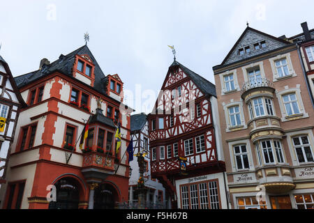 Bernkastel-Kues est un célèbre centre viticole sur la Moyenne Moselle dans le district de Bernkastel-Wittlich en Allemagne Banque D'Images