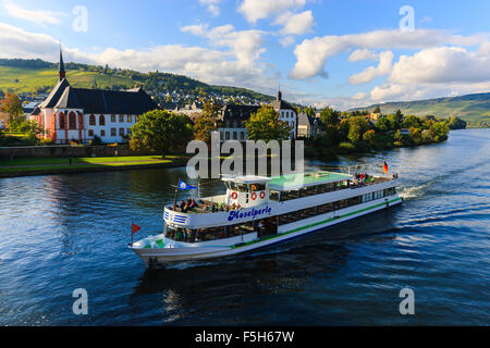 Bernkastel-Kues est un célèbre centre viticole sur la Moyenne Moselle dans le district de Bernkastel-Wittlich en Allemagne Banque D'Images