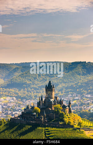 Château Reichsburg Cochem est plus qu'un château. C'est le plus grand château sur la colline-Mosel, Allemagne. Banque D'Images