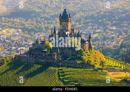 Château Reichsburg Cochem est plus qu'un château. C'est le plus grand château sur la colline-Mosel, Allemagne. Banque D'Images