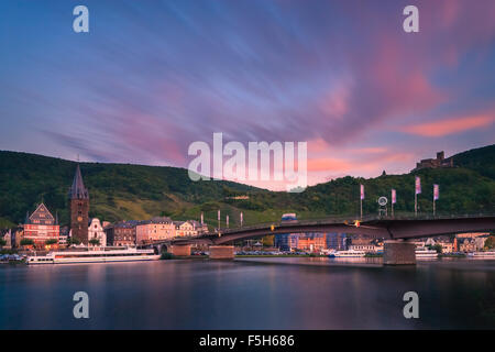 Bernkastel-Kues est un célèbre centre viticole sur la Moyenne Moselle dans le district de Bernkastel-Wittlich en Allemagne Banque D'Images