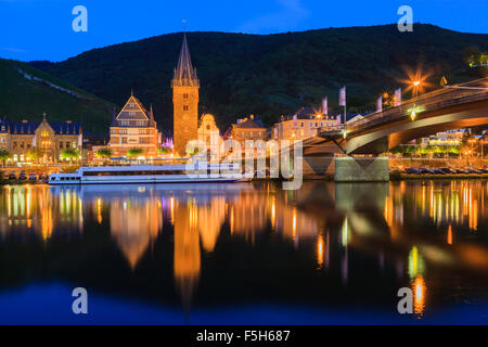 Bernkastel-Kues est un célèbre centre viticole sur la Moyenne Moselle dans le district de Bernkastel-Wittlich en Allemagne Banque D'Images