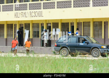 Hopkins, Belize, - 04 novembre 2015 : Jour de l'élection au Belize. Dans le village de Hopkins. Les gens votent dans la Sainte Famille d'écoles catholiques. Les principaux partis en lice 2 sont le parti au pouvoir actuel qui est le Parti démocratique uni (UDP), contre le PUP (Parti uni des peuples autochtones). Les couleurs sont le rouge et l'UDP le chiot s'identifie à la couleur bleue. Credit : Roi Brooks/Alamy Live News Banque D'Images