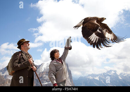 Réalisé par Gerardo Olivares, Otmar Penker. Avec Jean Reno, Tobias Moretti, Manuel Camacho, Eva Kuen. Un jeune garçon essaie de sauver la vie de l'aigle dans le prochain film des frères du vent. Cette photo est pour un usage éditorial uniquement et est l'auteur de la société film et/ou le photographe attribué par le film ou la société de production et ne peut être reproduite que par des publications dans le cadre de la promotion du film ci-dessus. Un crédit obligatoire pour l'entreprise de film est nécessaire. Le photographe devrait également être portés lorsqu'il est connu. Banque D'Images