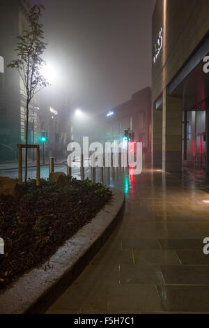 Bradford, Royaume-Uni. 4 novembre 2015 : soirée brumeuse à l'extérieur du nouveau centre commercial Westfield Broadway qui s'ouvre demain (5 novembre) Credit : CAMimage/Alamy Live News Banque D'Images