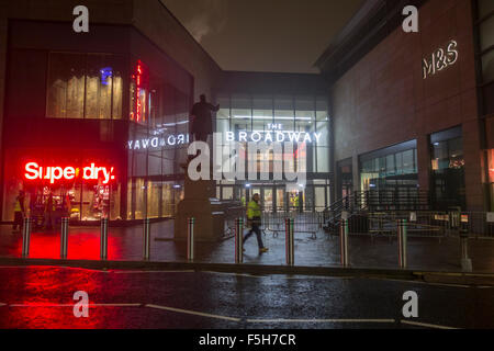 Bradford, Royaume-Uni. 4 novembre 2015 : soirée brumeuse à l'extérieur du nouveau centre commercial Westfield Broadway qui s'ouvre demain (5 novembre) Credit : CAMimage/Alamy Live News Banque D'Images