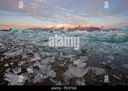 La glace, les icebergs et les montagnes neige-couvertes, Glacier Jökulsárlón Lagoon, Glacier de Vatnajokull, Parc national du Vatnajökull, Islande Banque D'Images