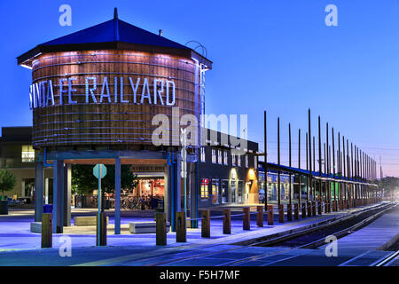 Réservoir d'eau et pistes, Quartier Gare, Santa Fe, Nouveau Mexique USA Banque D'Images