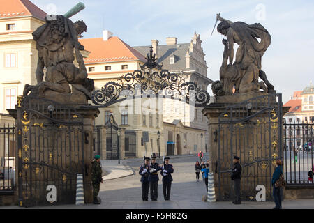 Les gardes militaires à l'entrée du château de Prague et du palais. Banque D'Images