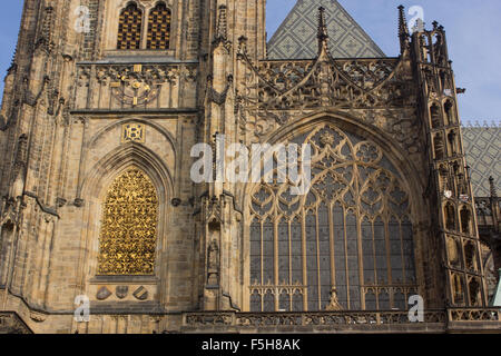 Détails extérieurs de la cathédrale Saint-Guy. Chef-d'œuvre gothique commencé dans la 14e c. Prague, République tchèque. Banque D'Images