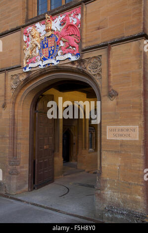 L'entrée principale à Sherborne School, qui a été fondé sous le règne du roi Édouard 6e. Son blason est au-dessus de l'entrée. Dorset, Angleterre, Royaume-Uni. Banque D'Images