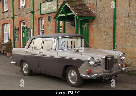 1967 Wolseley 16/60 classique voiture, garée en face de l'Three Horseshoes Inn, dans le village de Dorset Powerstock. Angleterre, Royaume-Uni. Banque D'Images