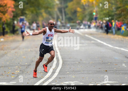 New York City, New York, USA. 1er novembre 2015. Vue générale : Un Marathon Runner réagit à Central Park au cours de la New York City Marathon de New York City, New York, United States . © Hiroaki Yamaguchi/AFLO/Alamy Live News Banque D'Images