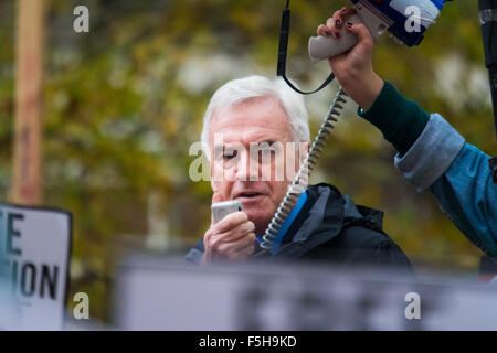 Londres, 4 novembre 2015. L'ombre de la main-d'adresses Chancelier JOHN McDONNELL des milliers d'étudiants à leur "lutte pour une éducation gratuite," protester contre l'endettement des étudiants, d'austérité et de la demande "un terme à la recherche de boucs émissaires et l'expulsion des étudiants étrangers." Crédit : Paul Davey/Alamy Live News Banque D'Images