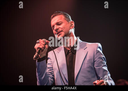 Milan, Italie. 08Th Nov, 2015. La chanteuse de rock alternatif anglais, Dave Gahan, effectue durant son concert live avec le Duo Production Electronica à Soulsavers fabrique. © Roberto Finizio/Pacific Press/Alamy Live News Banque D'Images