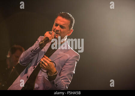 Milan, Italie. 08Th Nov, 2015. La chanteuse de rock alternatif anglais, Dave Gahan, effectue durant son concert live avec le Duo Production Electronica à Soulsavers fabrique. © Roberto Finizio/Pacific Press/Alamy Live News Banque D'Images