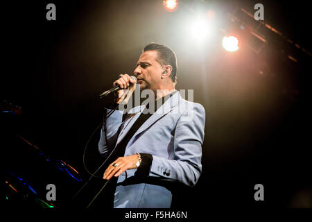 Milan, Italie. 08Th Nov, 2015. La chanteuse de rock alternatif anglais, Dave Gahan, effectue durant son concert live avec le Duo Production Electronica à Soulsavers fabrique. © Roberto Finizio/Pacific Press/Alamy Live News Banque D'Images