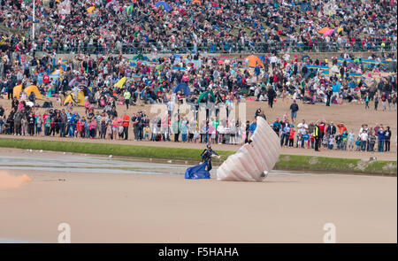 Membre de l'équipe de démonstration de parachutisme tigres atterrit sur la plage pendant la 2015 Sunderland meeting aérien. Banque D'Images